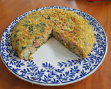 Foto del paso 6 de la receta: Tortilla con papas, espinaca, jamón, queso y cebolla