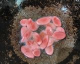 Foto langkah ke 1 dari resep Nasi Goreng Sosis Lada Hitam.