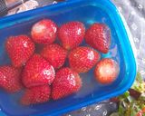 Foto langkah ke 1 dari resep Smoothie Stroberi.