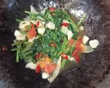 Foto langkah ke 4 dari resep Tumis Kangkung Saos Tiram.