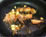 Foto del paso 2 de la receta Lubina al horno rellena de gulas y langostinos