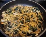 Foto del paso 4 de la receta: Borrajas con cebolla y pistachos