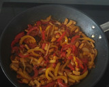 Foto del paso 3 de la receta: Espaguetis con pimientos y soja