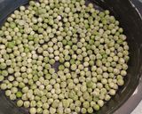 Une image de l'étape 1 de Quiche sans pâte aux asperges et petits pois.