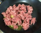 Une image de l'étape 7 de Poêlée de trompettes de la mort aux oignons nouveaux, porc et poivron rouge.