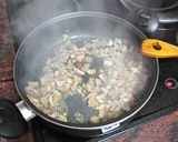 Foto del paso 5 de la receta: Cochino frito con papas y champiñones