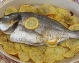 Foto del paso 2 de la receta: Dorada al horno sobre lecho de patatas, cebolla y pimiento