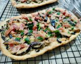 Foto del paso 9 de la receta: Coca trufada de jamón con crema de shiitake y parmesano