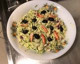 Une image de l'étape 10 de Salade de crabe au céleri, courgette, oignon rouge et olives noires.