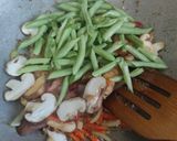 Gambar langkah 3 resipi Sayur Tumis, Tofu Telur dan Udang.
