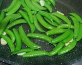 A picture of step 3 of Stir fry Giant Grouper Fish with Sugar Snap Peas 龍躉炒 荷蘭豆.