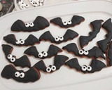 Foto del paso 9 de la receta: Galletitas Halloween: murciélagos terroríficos de chocolate