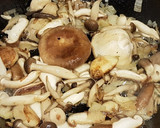 Foto del paso 4 de la receta: Tallarines frescos con variado de setas con salsa roja
