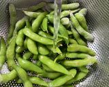 Foto del passaggio 1 della ricetta Come cucinare soia edamame in baccello surgelata