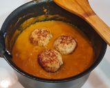 Foto del paso 5 de la receta Albóndigas de rape en salsa con patatas y gambones