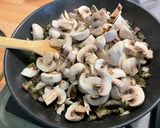 Une image de l'étape 9 de Sauté de porc aux champignons, tomates, oignons rouges et persil d'algues.