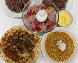 Hình bước làm 4 của món Cơm nhà với bò bít tết khoai nghiền, salad hoa quả, sốt phô mai, khoai tây chiên, pizza gà, mỳ ý cua