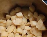 A picture of step 1 of Alu tarkari pori wali (Potato Curry).