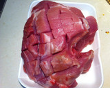 Foto del paso 3 de la receta: Pierna adobada en cama de papas
