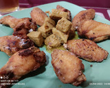 Foto del paso 6 de la receta: Alitas de pollo fritas+compañía 💃💃💃