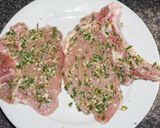 Foto del paso 2 de la receta: Chuletas de cerdo a la mostaza apanadas