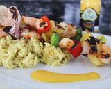 Foto del paso 3 de la receta: Pinchos de camarones y ananá con arroz cremoso de curry y salsa de mango & habanero