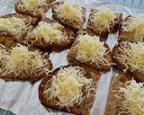 Hình bước làm 2 của món Tartine Bánh Mì Nướng Phô Mai Emmental Phủ Cá Hồi Gravlax
