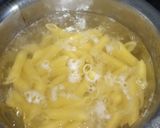 A picture of step 1 of White sauce pasta.