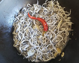 Foto del paso 3 de la receta: Huevos rotos con gulas al ajillo