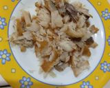 Foto langkah ke 2 dari resep Tumis Toge Ikan Asin ala Resto.