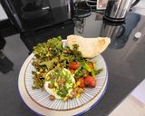 Foto del paso 5 de la receta Ensalada de burrata con kale crujiente, tomates y espárragos asados y aliño de albahaca con miel