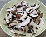 Savanyú káposzta ágyon sült krumpli gombával recept fázis 2 fotója
