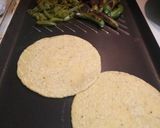 Foto del paso 1 de la receta: Huevo en tortilla y salsa de molcajete con nopalitos