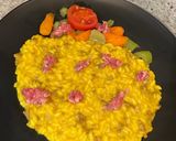 Foto del passaggio 3 della ricetta Risotto con la salsiccia e zafferano