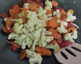 Foto langkah ke 3 dari resep Tumis Kembang Kol+Wortel+Sosis.