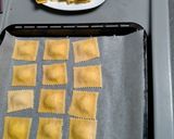 Une image de l'étape 3 de Ravioli chèvre et jambon de parme. Sauce crème de parmesan.