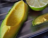 Foto del paso 6 de la receta: Hambur-arepa con aguacate🥙 cebolla caramelizada y mayomostaza ahumada🫓🍔