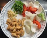 รูปขั้นตอนการทำที่ 2 ของ ไก่ผัดเม็ดมะม่วงหิมพานต์