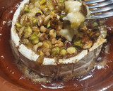 Foto del paso 3 de la receta: Queso camembert fundido con miel, pistachos y nueces