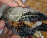 Foto del paso 16 de la receta: Bocata de calamares con pan negro con tinta de calamar y cucuruchos de calamares con ensalada