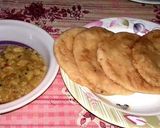 A picture of step 3 of Aalu ki tarkari with kachori.