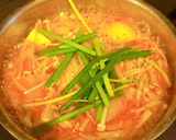 Hình bước làm 1 của món Canh nấm, kim chi nấu đậu hủ non