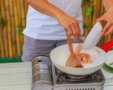 รูปขั้นตอนการทำที่ 3 ของ ไก่ผัด พริกหวาน อร่อยไว ได้ประโยชน์👍