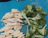 Foto langkah ke 2 dari resep Cah Brokoli Putren Udang.