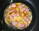 Hình bước làm 2 của món Bánh tráng nướng trứng xúc xích