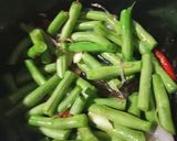 Foto langkah ke 3 dari resep Tumis jagung muda buncis sosis.