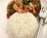 รูปขั้นตอนการทำที่ 2 ของ ข้าวราดกระเพรากุ้งหมูสับ