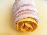 Sajtos roló bacon-be göngyölve