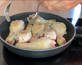 Foto del paso 2 de la receta: Muslos de pollo en salsa de soja y limón