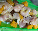Foto del paso 2 de la receta: Brochetas de pollo con verduras en estuche Lékué